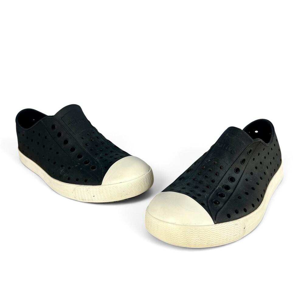 Native Jefferson Kids Junior Slip On Shoes Size J2 Black White Water Sneakers